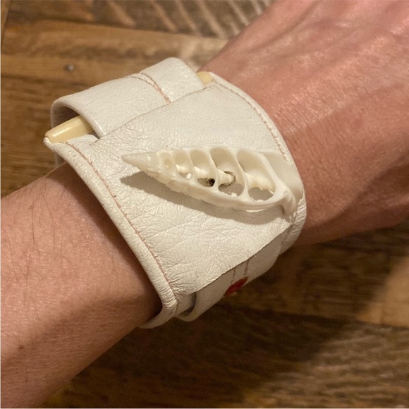 White Cuff Bracelet with Red Trim and Seashell - Picture 5 of 8
